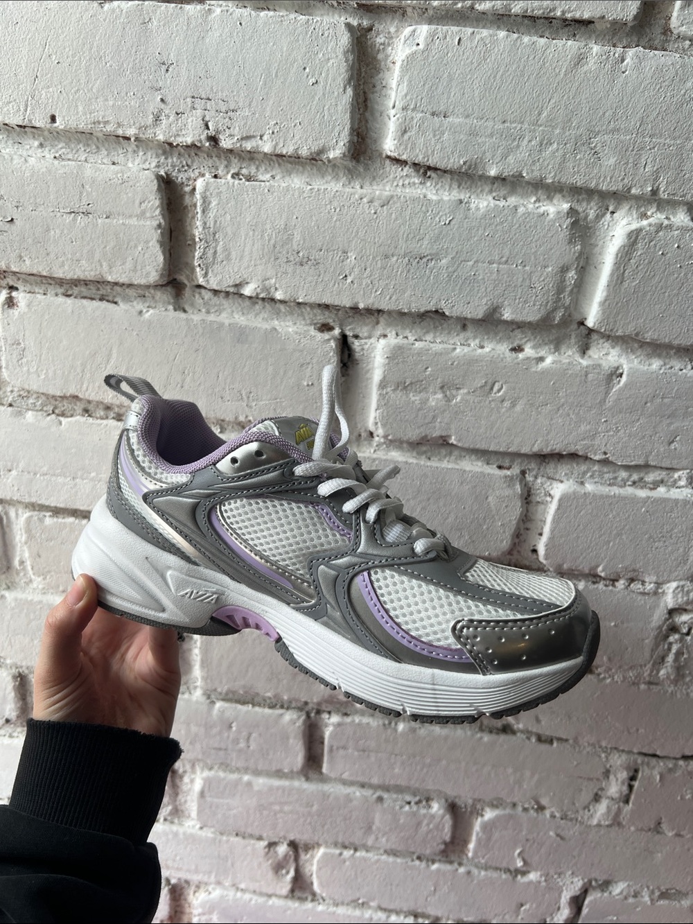 Silver & Lavender Athletic Sneakers Avia running shoes